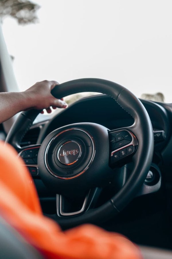 Prise en main du volant d'un véhicule Amoloto