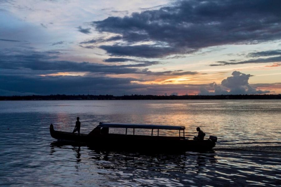 Pirogue sur le fleuve Maroni à Saint-Laurent-du-Maroni